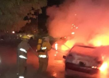 Se incendia vehículo en marcha en la Col. Pedro Sosa de Cd. Victoria