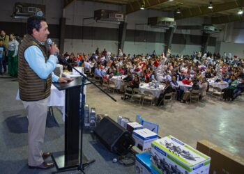 Ofrece alcalde Mario López posada navideña a empleados municipales en Matamoros en posada navideña