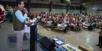 Ofrece alcalde Mario López posada navideña a empleados municipales en Matamoros en posada navideña