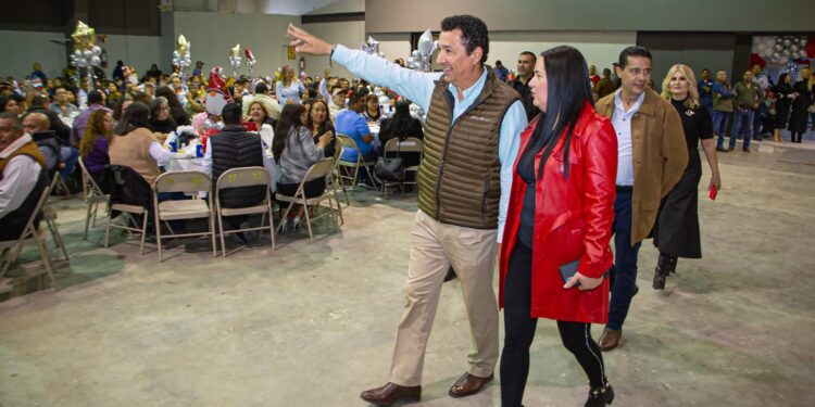 Ofrece alcalde Mario López posada navideña a empleados municipales en Matamoros en posada navideña