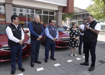 El rector Dámaso Anaya entregó los vehículos del sorteo en beneficio del SUTUAT