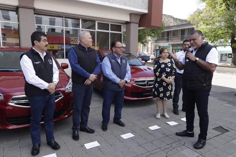 El rector Dámaso Anaya entregó los vehículos del sorteo en beneficio del SUTUAT