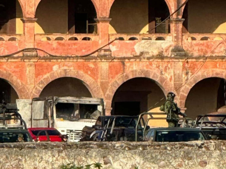 Comando irrumpe en posada de Salvatierra y asesina a 11 jóvenes; 12 resultan heridos