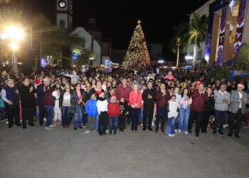 Américo y María conviven con familias durante desfile navideño en Cd. Victoria