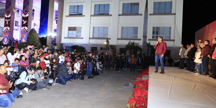 Américo y María conviven con familias durante desfile navideño en Cd. Victoria