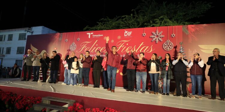 Américo y María conviven con familias durante desfile navideño en Cd. Victoria
