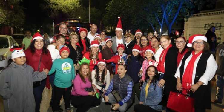 Américo y María conviven con familias durante desfile navideño en Cd. Victoria