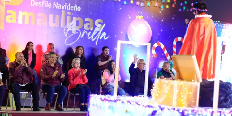 Américo y María conviven con familias durante desfile navideño en Cd. Victoria
