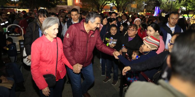 Américo y María conviven con familias durante desfile navideño en Cd. Victoria