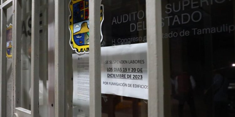 Auditor Superior del Estado inventa fumigación para evitar entrega de oficinas