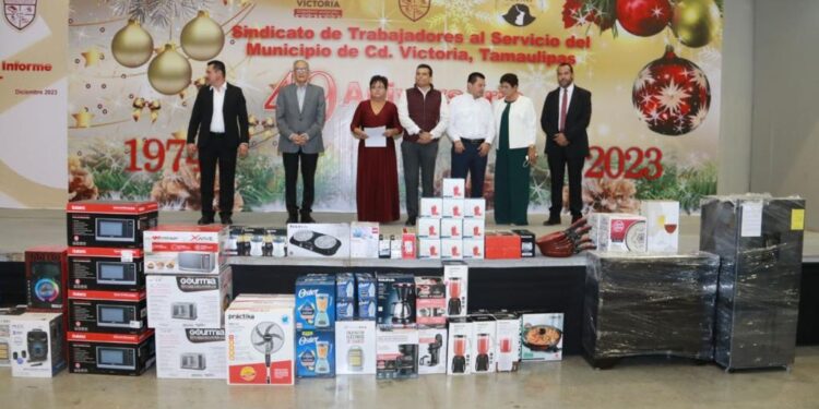 Renueva alcalde de Victoria con sindicato voluntad para trabajar juntos por la ciudad