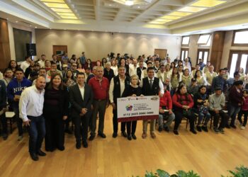 Entregan Américo y María tarjetas de pensión a personas con discapacidad