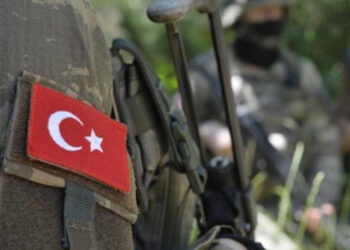 Turquía lanza ataques aéreos en Irak y Siria tras muerte de doce soldados