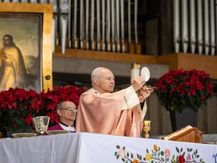 Arzobispo Primado de México llama a fortalecer a las familias en esta navidad