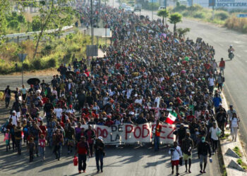 Caravana de miles de migrantes parte de Tapachula, Chiapas rumbo a EU