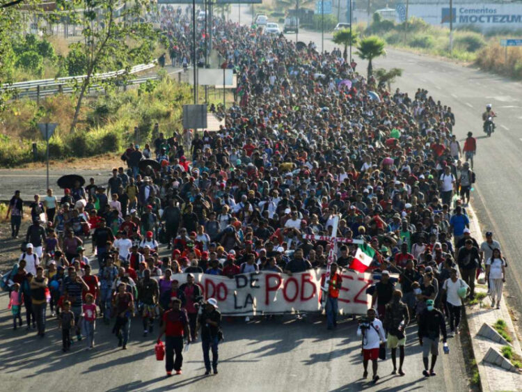 Caravana de miles de migrantes parte de Tapachula, Chiapas rumbo a EU