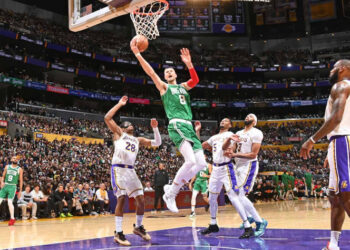 Celtics se dan un festín navideño frente a Lakers