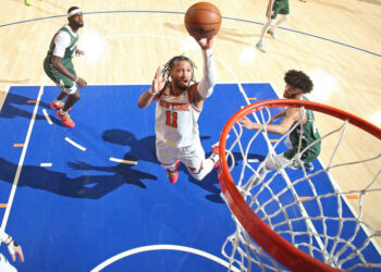 Knicks ponen freno a la racha victoriosa de Bucks en NBA