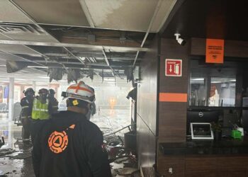 Incendio en el Aeropuerto Internacional de Monterrey, desalojan a 160 personas