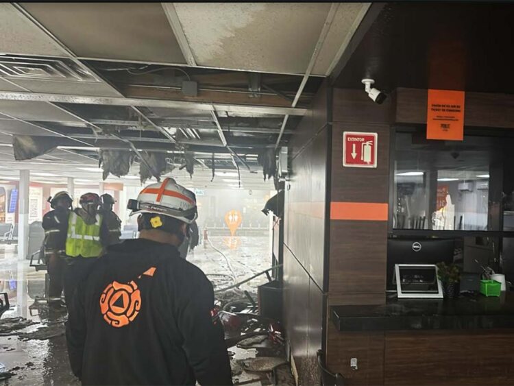 Incendio en el Aeropuerto Internacional de Monterrey, desalojan a 160 personas