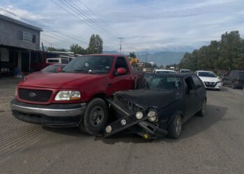 Conductor de caribe causa choque en el Fracc. “Viento Huasteco”