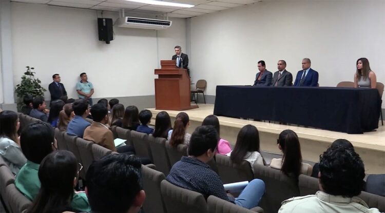 Difunde la UAT temas especializados de odontología