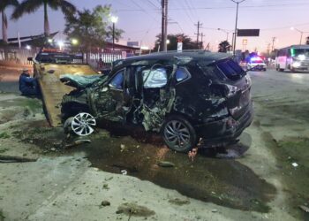 Borrachazo en la Calzada Tamatán deja un herido y pérdida total en auto