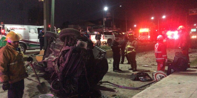 Borrachazo en la Calzada Tamatán deja un herido y pérdida total en auto