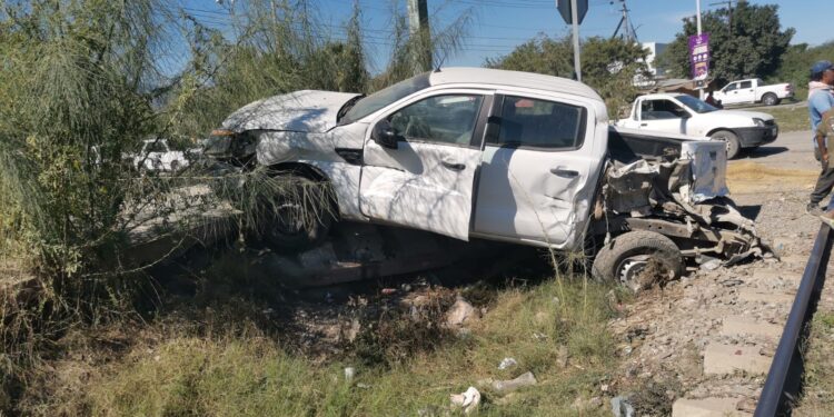 Se lo lleva el tren en su camioneta en un crucero de Cd. Victoria, sobrevive