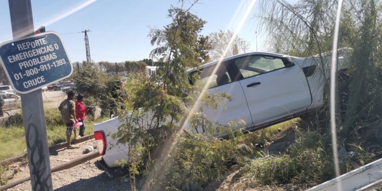 Se lo lleva el tren en su camioneta en un crucero de Cd. Victoria, sobrevive