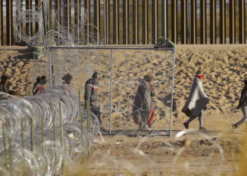 Oleada migrante se disparó en el cierre de 2023; El Paso y San Diego, en emergencia