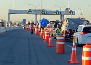 Llegan miles de paisanos por los cruces de Nuevo Laredo, Tamaulipas