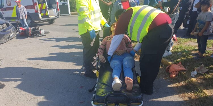 Auto embiste y lesiona a motociclistas