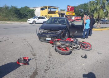 Auto embiste y lesiona a motociclistas