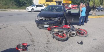 Auto embiste y lesiona a motociclistas