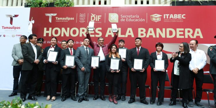 Entrega gobernador 117 millones en becas y reconoce a alumnos destacados de Tamaulipas