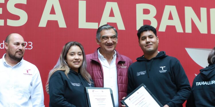 Entrega gobernador 117 millones en becas y reconoce a alumnos destacados de Tamaulipas