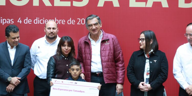 Entrega gobernador 117 millones en becas y reconoce a alumnos destacados de Tamaulipas