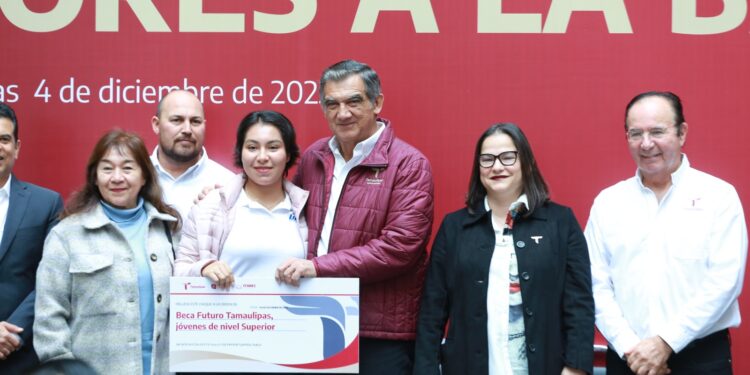 Entrega gobernador 117 millones en becas y reconoce a alumnos destacados de Tamaulipas