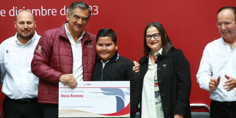 Entrega gobernador 117 millones en becas y reconoce a alumnos destacados de Tamaulipas