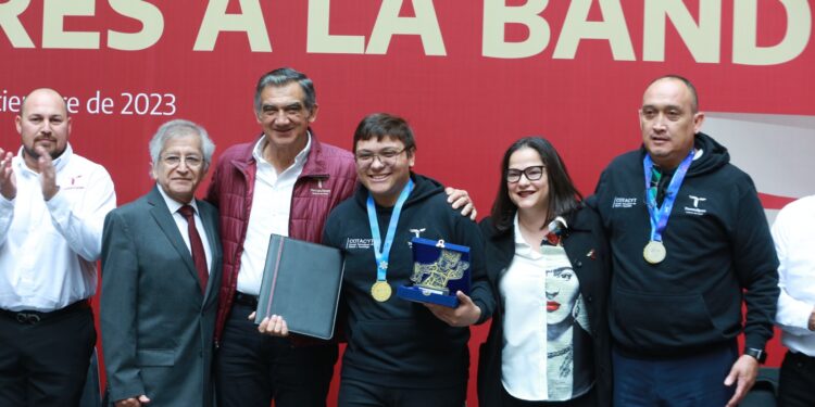 Entrega gobernador 117 millones en becas y reconoce a alumnos destacados de Tamaulipas