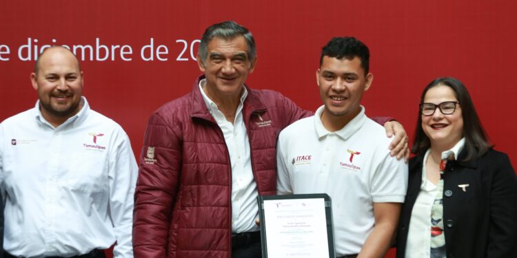 Entrega gobernador 117 millones en becas y reconoce a alumnos destacados de Tamaulipas
