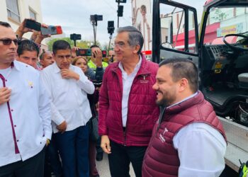 Entrega Américo Villarreal camión de bomberos a la Coordinación Estatal de Protección Civil