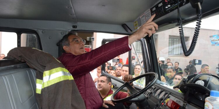 Entrega Américo Villarreal camión de bomberos a la Coordinación Estatal de Protección Civil