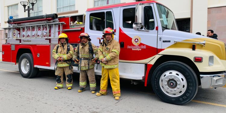 Entrega Américo Villarreal camión de bomberos a la Coordinación Estatal de Protección Civil