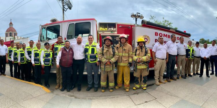 Entrega Américo Villarreal camión de bomberos a la Coordinación Estatal de Protección Civil