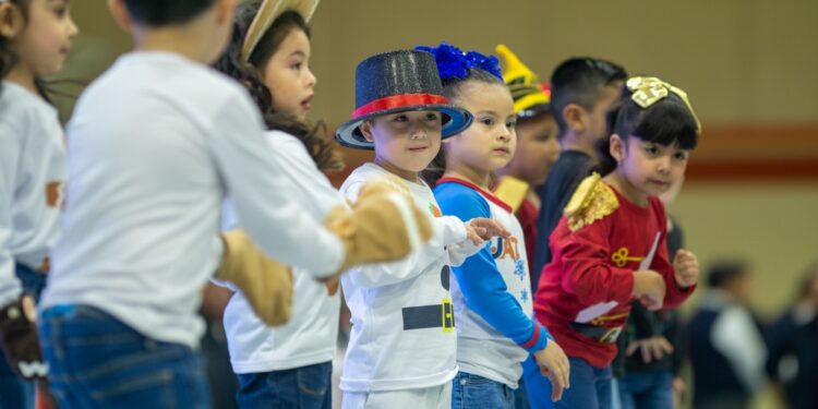 Preside esposa del rector festival navideño de la UAT 2023