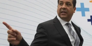 Jueza Federal de Reynosa suspende orden de aprehensión contra Cabeza de Vaca; pide nueva resolución