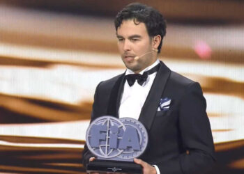 Checo’ Pérez recibe premio como subcampeón del mundo en Fórmula 1