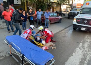 Anciano es arrollado por vocho al bajar de microbús en el 27 y Guerrero